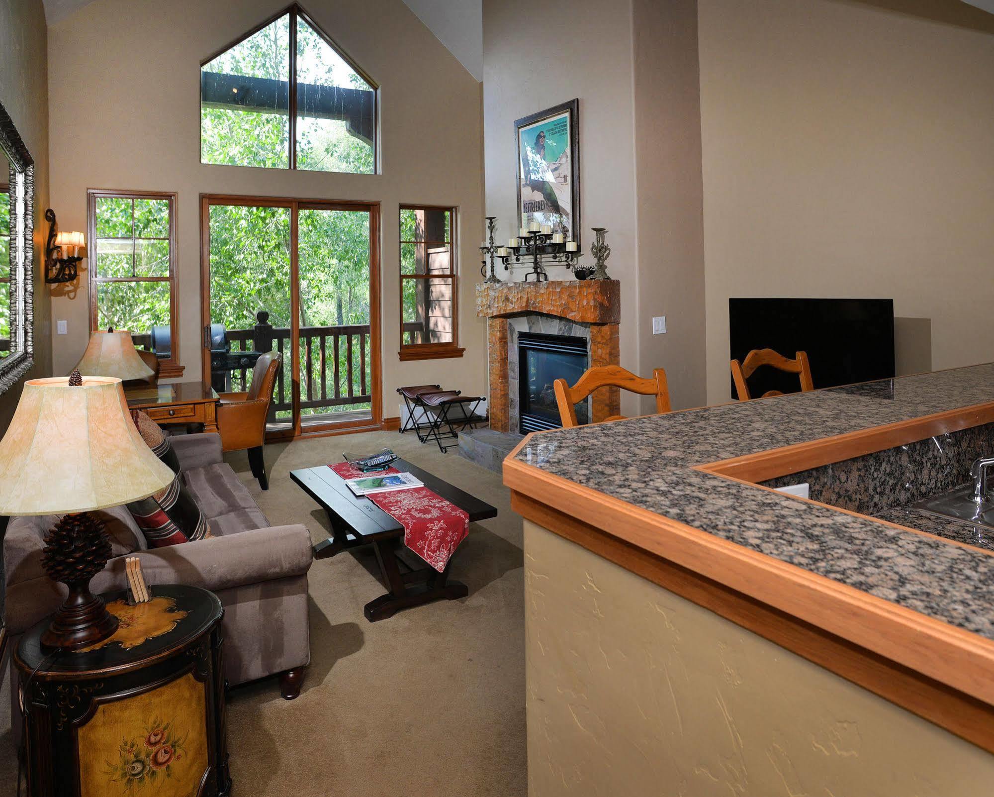 Lodge At Brookside Avon Village Extérieur photo